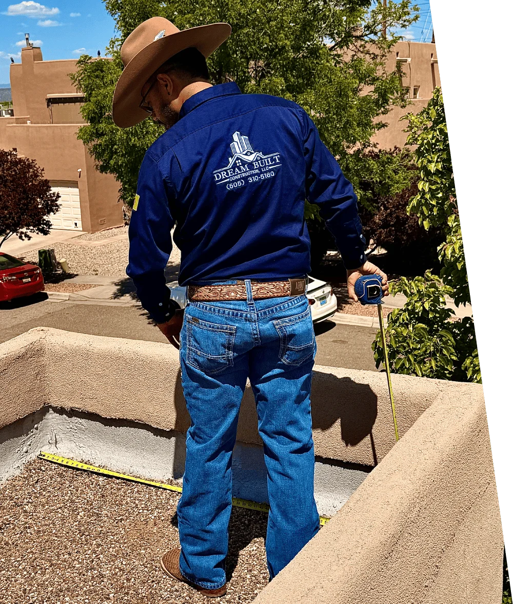 roofer taking measures